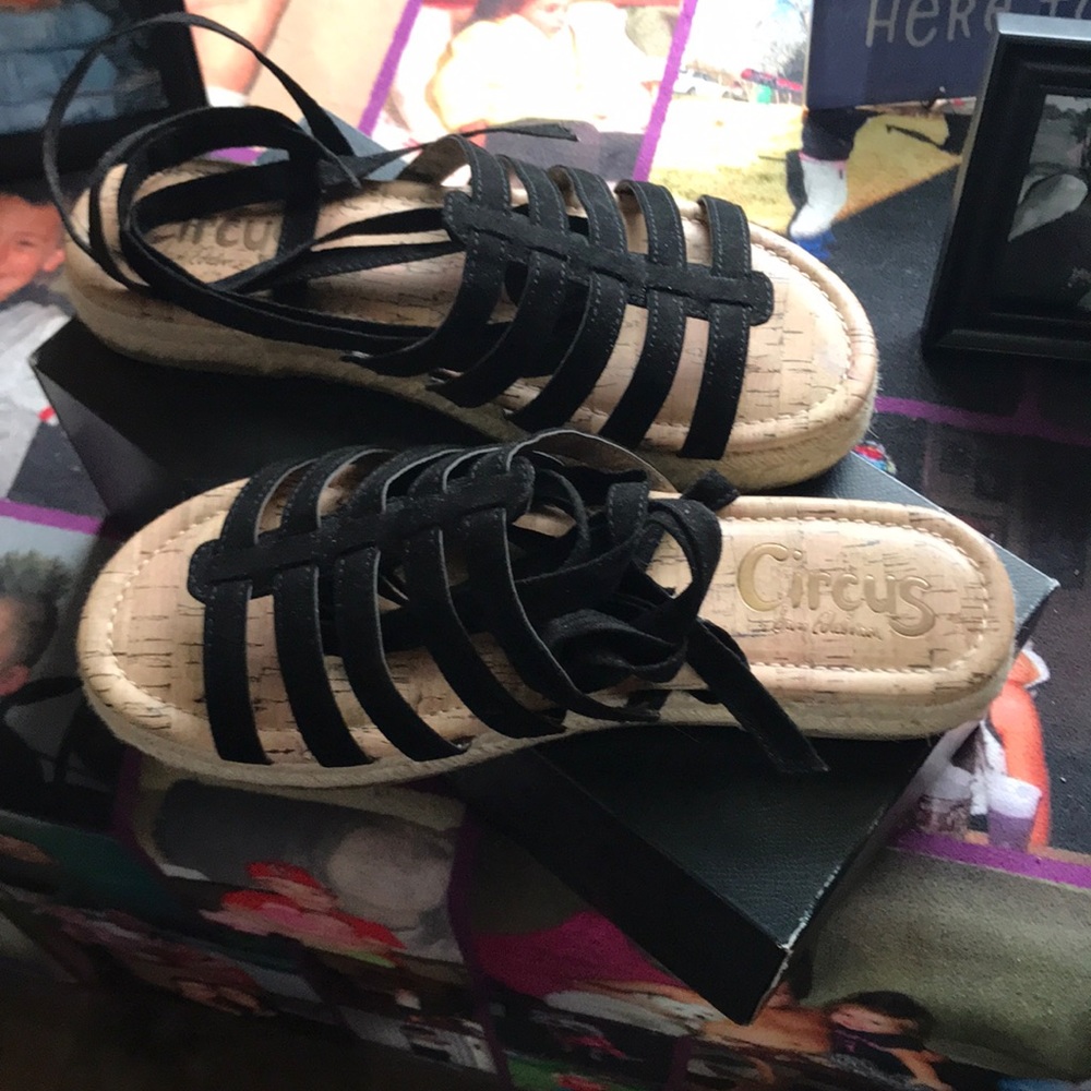 Sandals that tie around your ankle